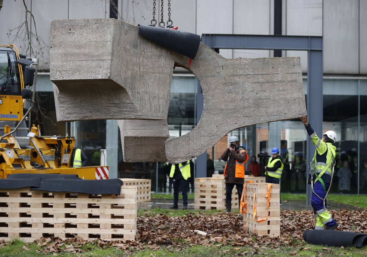 Mover la escultura ha requerido de una maniobra milimétrica