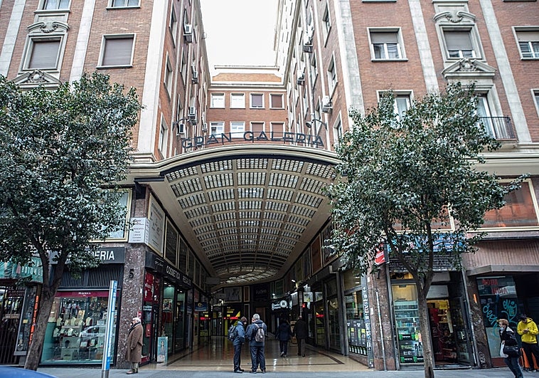 El ocaso de los pasajes comerciales del siglo XIX, olvidados y desconocidos entre las grandes calles de Madrid