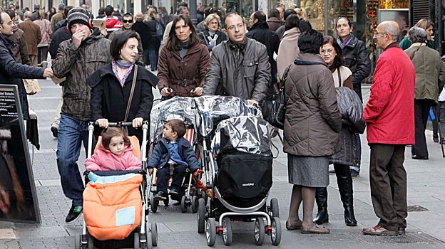 Padres con bebés por las calles del centro de la ciudad