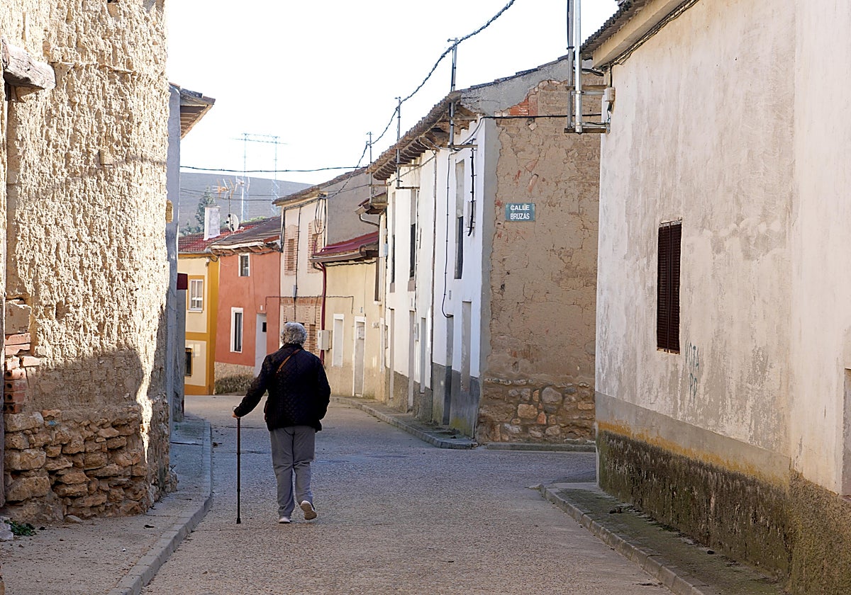 Una persona camina por las calles de un pueblo de Castilla y León