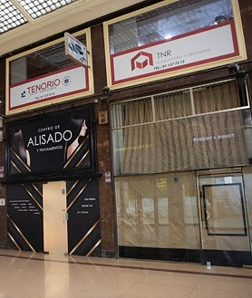 Imagen secundaria 2 - Pasaje del Comercio, con tiendas de productos venezolanos; tienda del pasaje de los relojeros, en Carretas; y locales cerrados de la Gran Galería