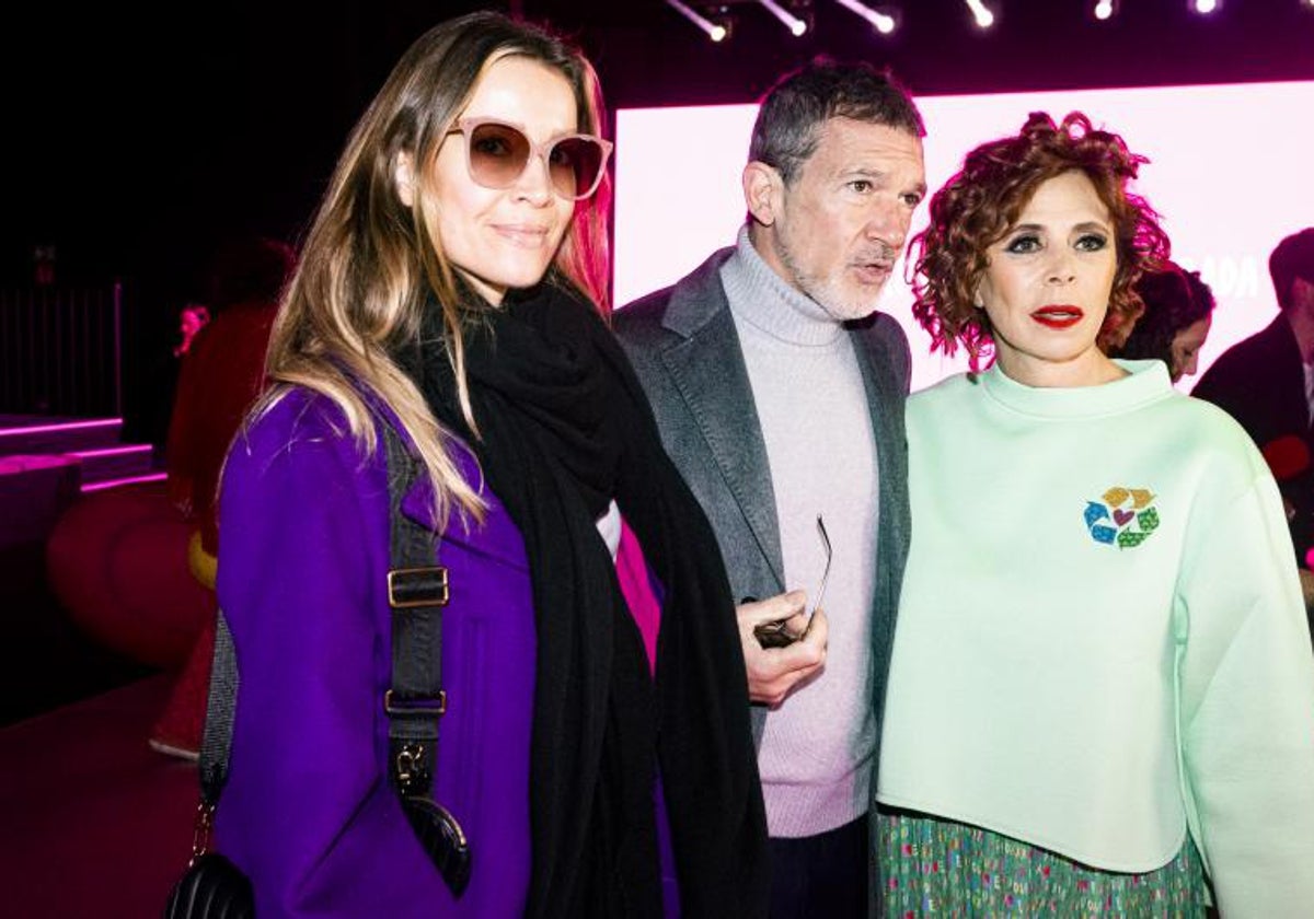 Antonio Banderas, junto Agatha Ruiz de la Prada y Nicole Kimpel en la Mercedes Benz Fashion Week Madrid.