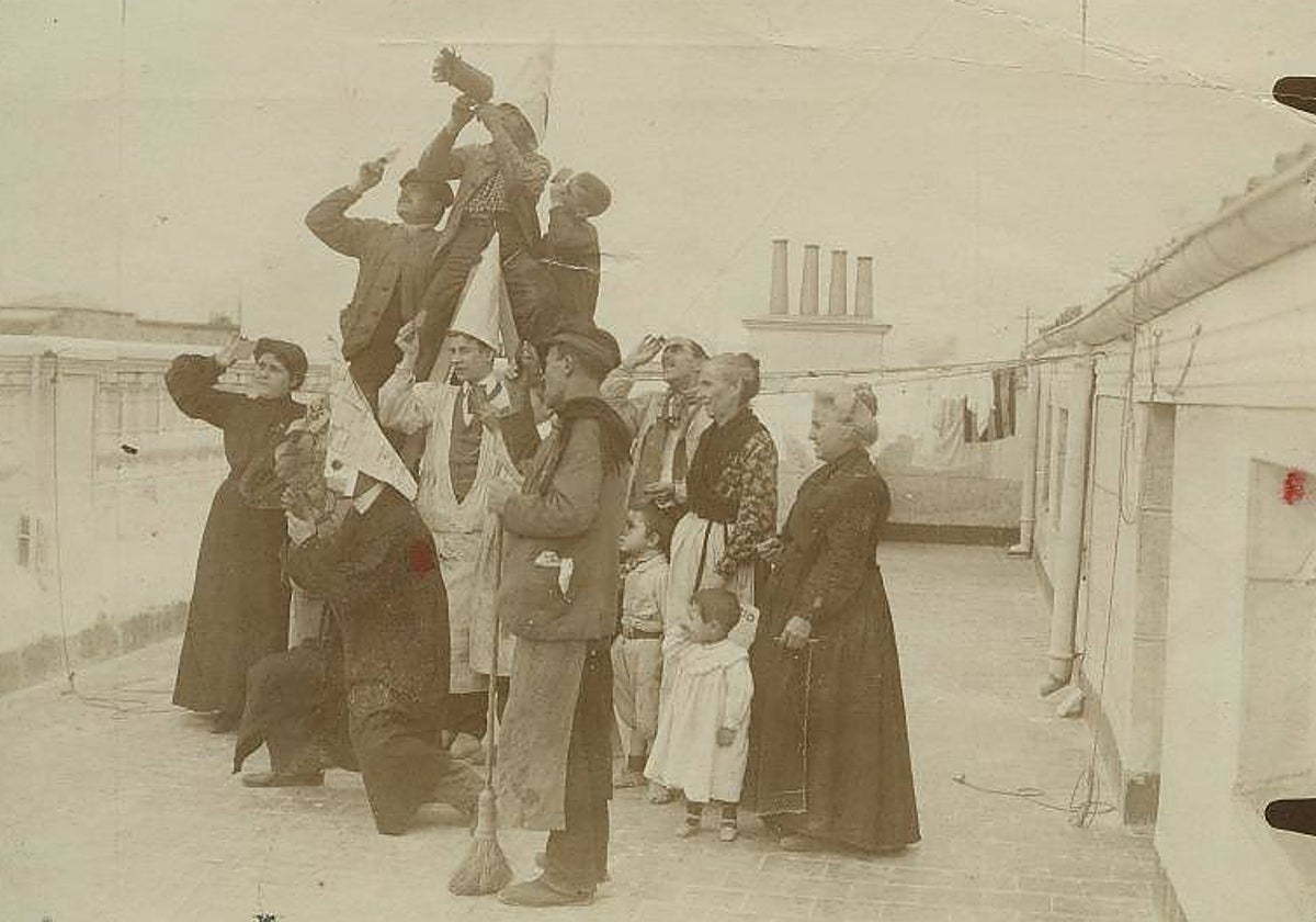 Vecinos de Madrid, algunos disfrazados, en la azotea de su casa, contemplando el eclipse en 1905