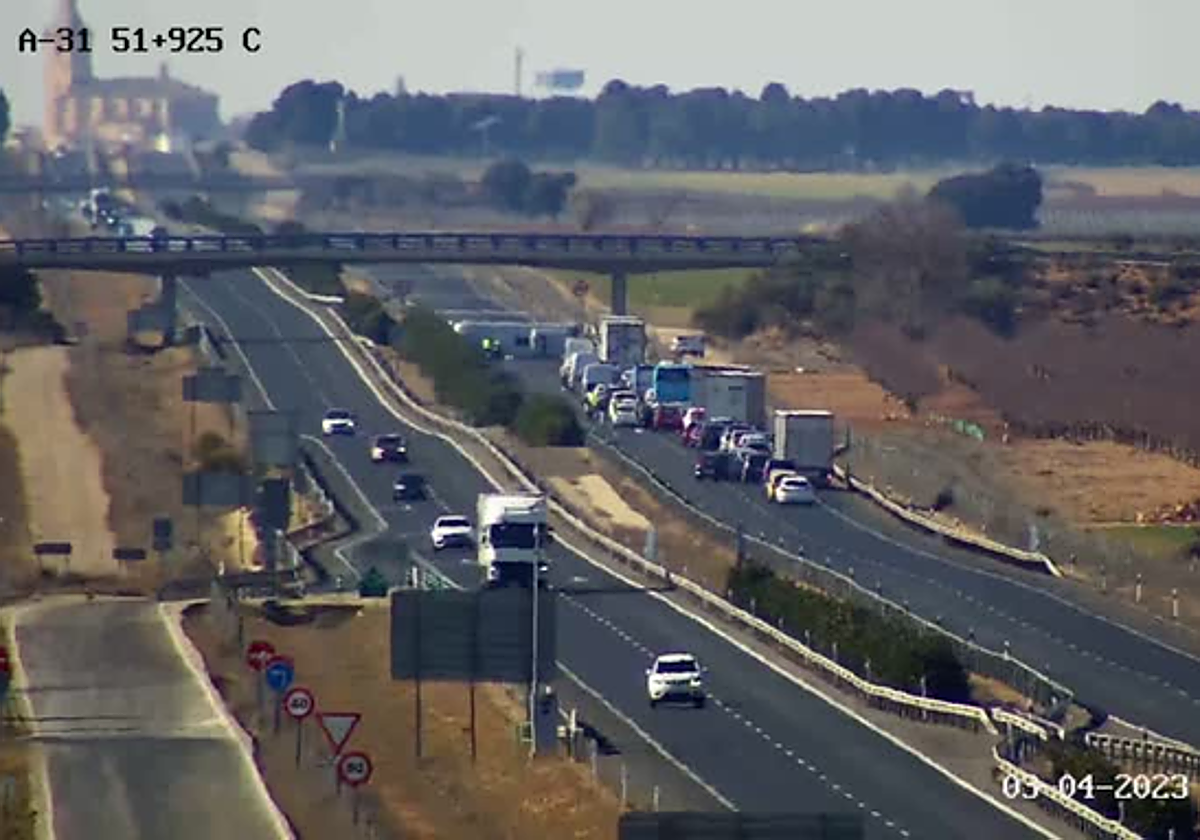 Imagen del atasco provocado por el accidente en la autovía A-31, en La Gineta (Albacete)