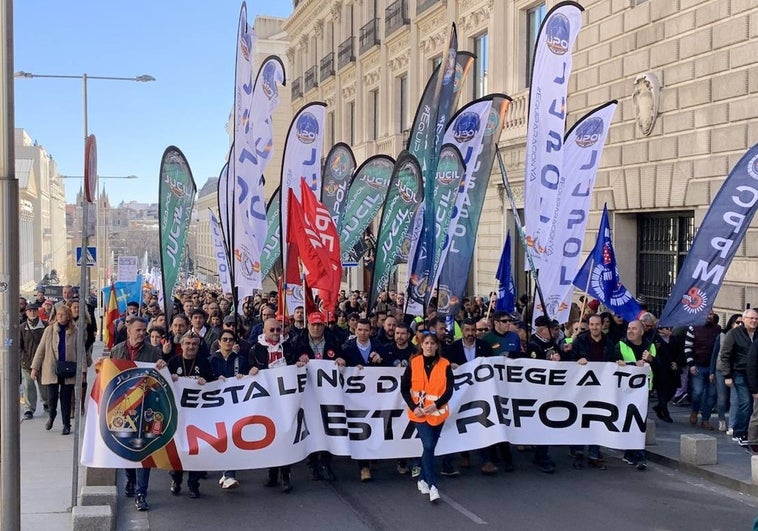 Más de 3.000 policías y guardias civiles salen a la calle contra la reforma de la ley de Seguridad