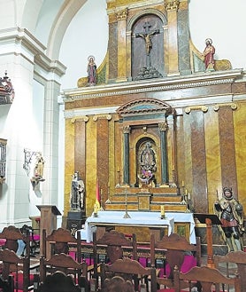 Imagen secundaria 2 - El coronel Hidalgo, en la exposición de banderas, un panel con los personajes ilustres que han pasado por el palacio y oratorio, que conserva el suelo y la pila originales