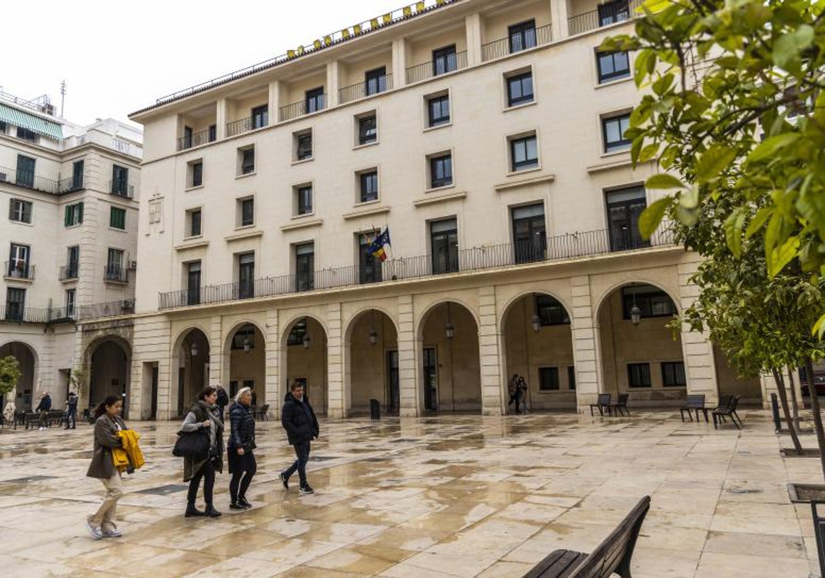 Unos transeúntes pasan junto a la Audiencia Provincial de Alicante.