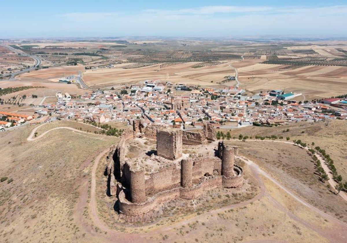 Castillo de Almonacid de Toledo, con el municipio detrás