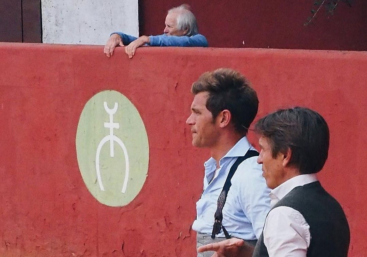 El Cordobés al fondo y sus hijos Julio Benítez y Manuel Díaz observan desde el albero