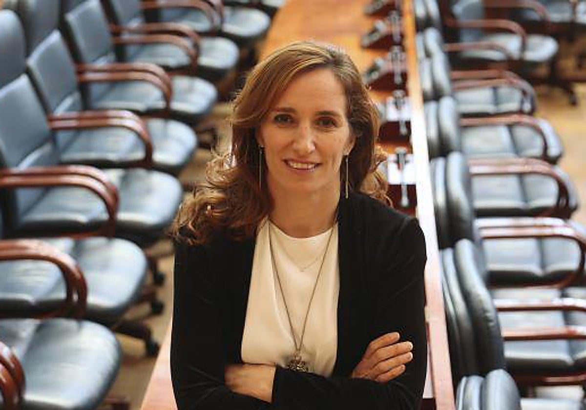 Mónica García, candidata de Más Madrid a presidir la Comunidad madrileña, en el hemiciclo de la Asamblea