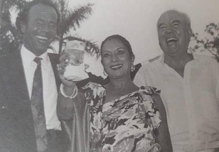 Tomás Muñoz, con Julio Iglesias y Lola Flores