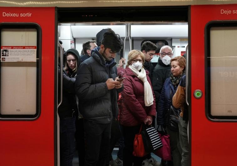 Muere una mujer arrollada por el metro en Badalona al quedar atrapada en el andén