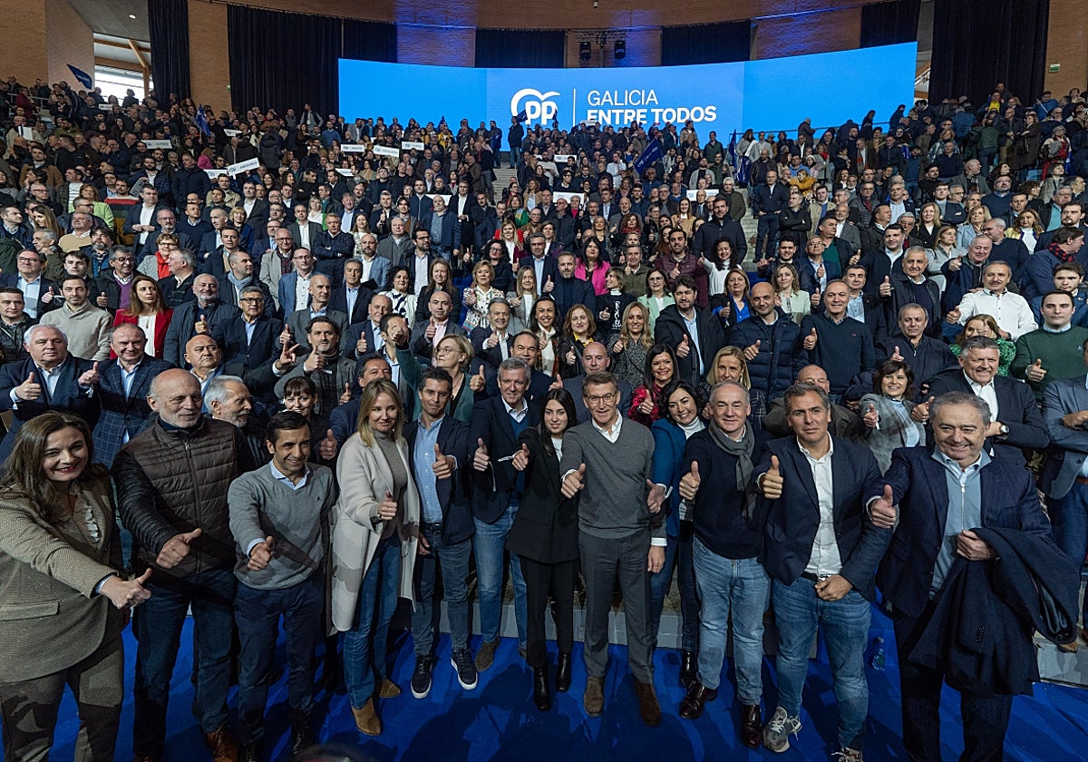 Foto de familia de Feijóo y Rueda con los 313 candidatos del PPdeG para el 28-M, el 25 de febrero en Sar