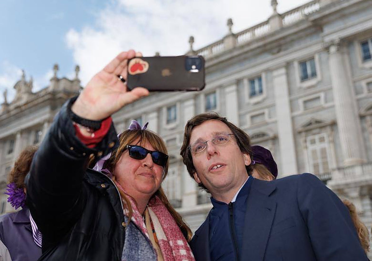 Almeida se hace un selfi en un flashmob delante del Palacio Real