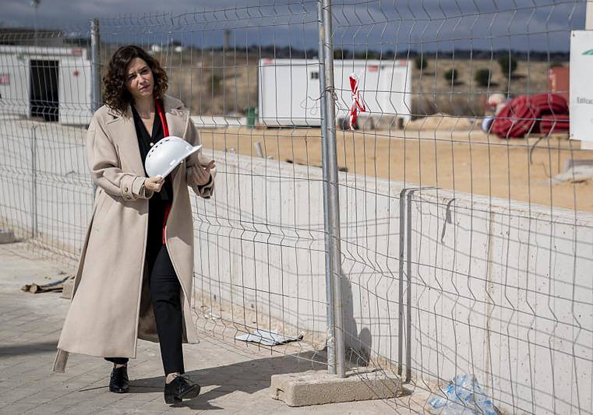 Díaz Ayuso, en su visita a las obras del instituto Blanca Fernández Ochoa, en Montecarmelo