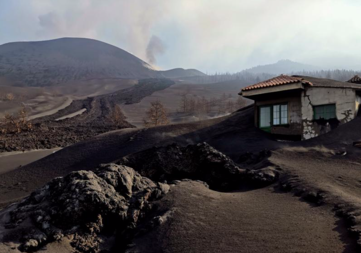 La casa de Amanda y su familia, tras el paso de una de las coladas del volcán