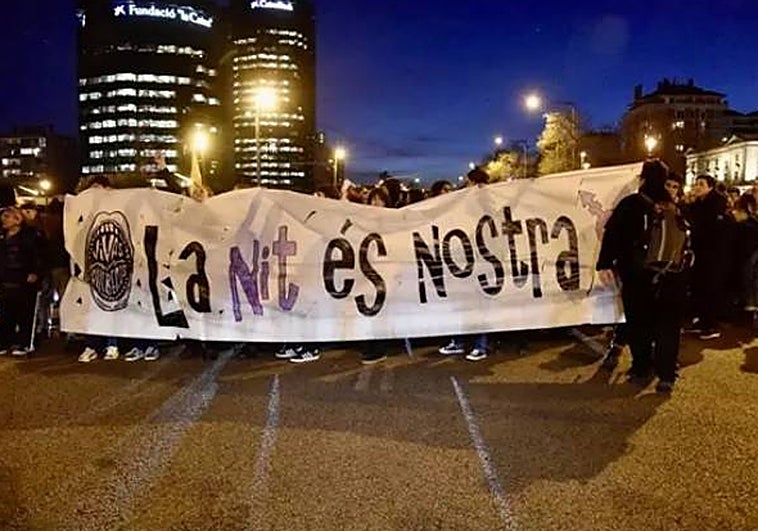 Unas 1.800 mujeres cortan la Diagonal de Barcelona por la manifestación nocturna del 8-M
