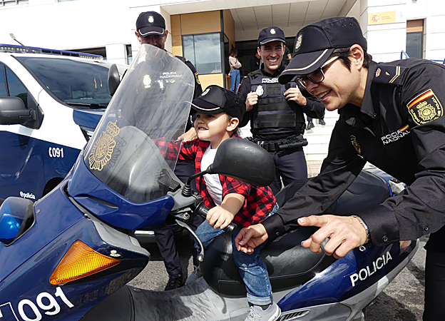 Los agentes que intervinieron y el pequeño, juntos en la Comisaría