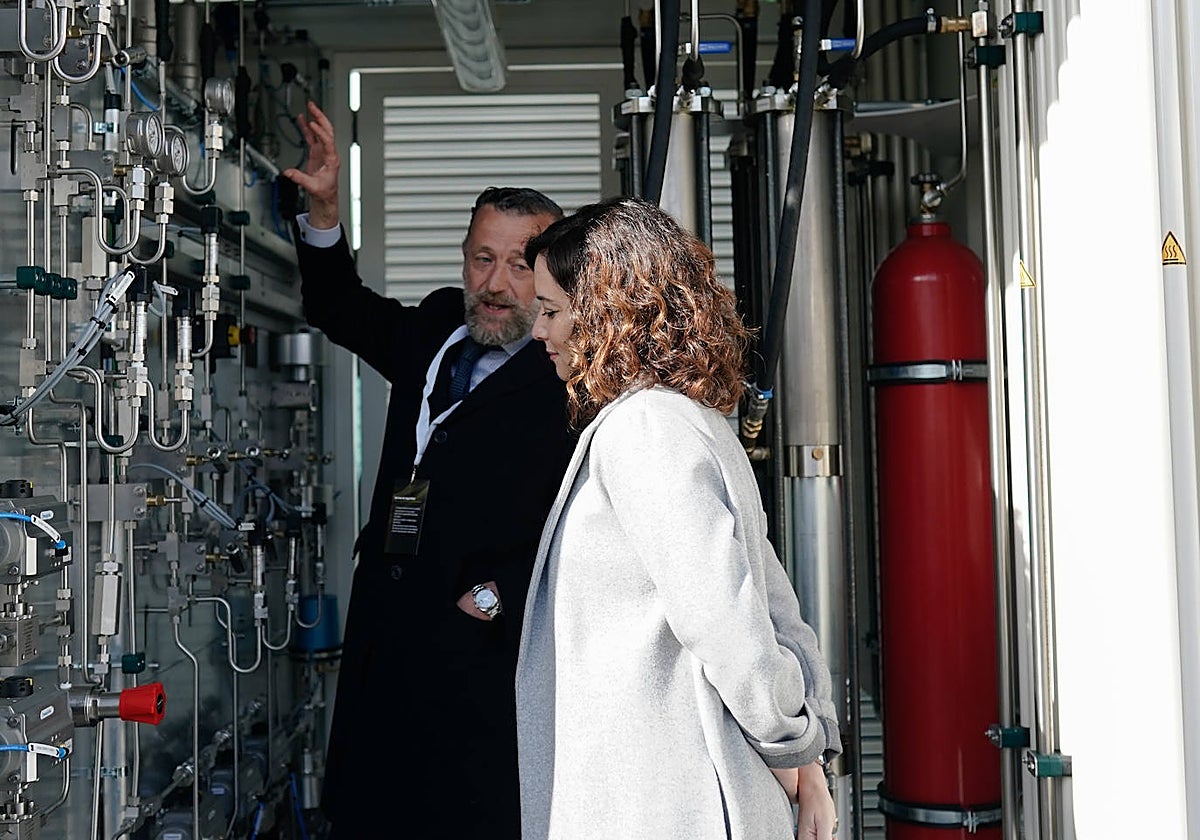La presidenta Díaz Ayuso sigue las explicaciones en la empresa HVR Energy