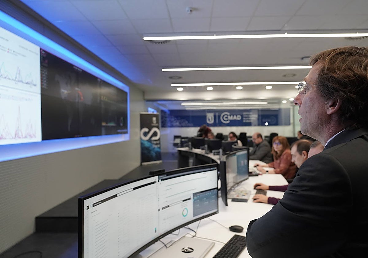 El alcalde, este martes, en la sala de control del Centro de Ciberseguridad
