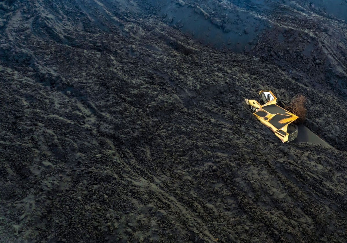 Una vivienda, engullida por un mar de lava en La Palma