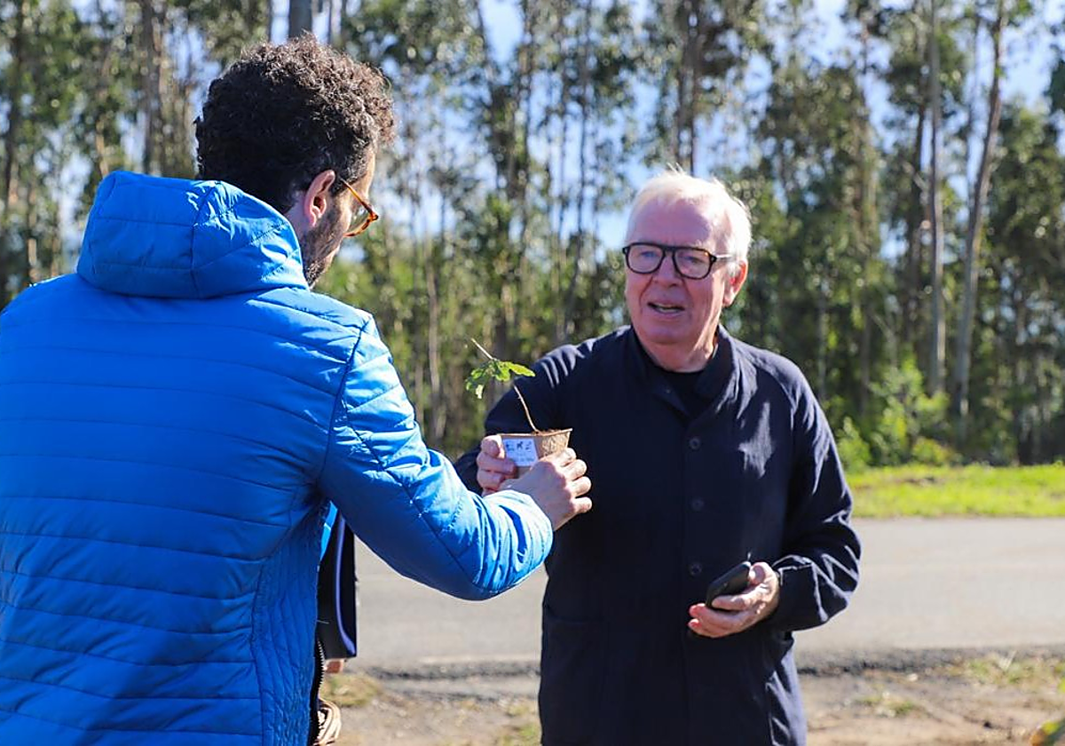 David Chipperfield recoge una planta de castaño durante su visita a Rianxo, en 2021