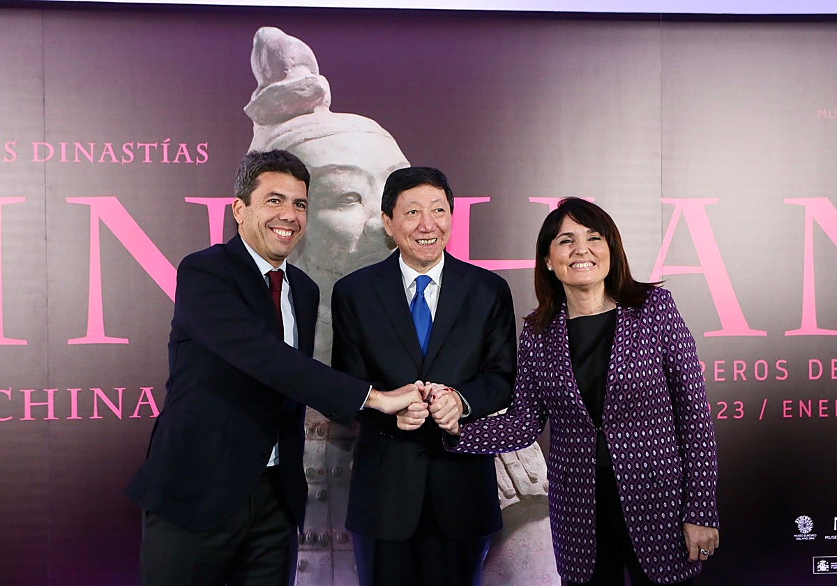 El embajador de China en España, Wu Haiton, entre Carlos Mazón y Julia Parra, este martes en Madrid.