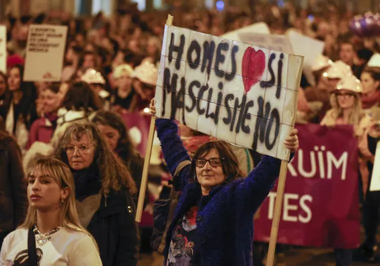 La marcha de Barcelona reivindica la lucha feminista contra el «sistema cishetero y patriarcal»