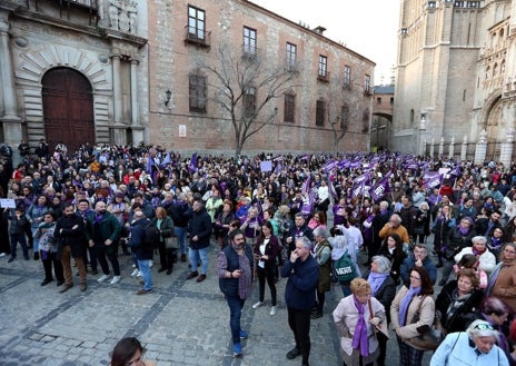 Imagen secundaria 1 - La manifestación en Toledo aglutinó a más de un millar de personas que salieron a las calles para reivindicar los derechos de la mujer