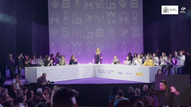 El acto institucional de Igualdad escenifica la división dentro del feminismo