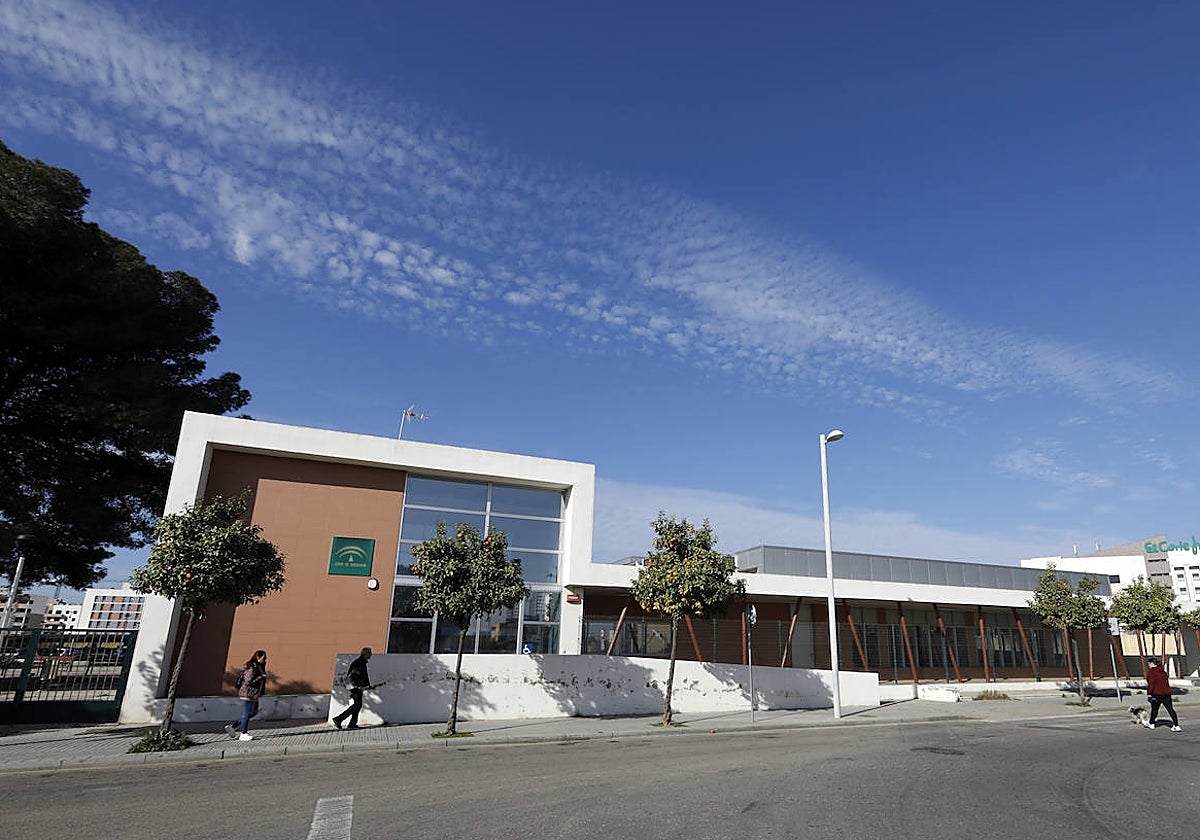 Exterior de la piscina para discapacitados del Parque Figueroa