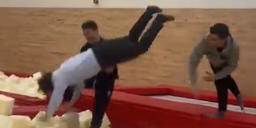 El fallido salto mortal de Almeida en la inauguración de un pabellón de gimnasia