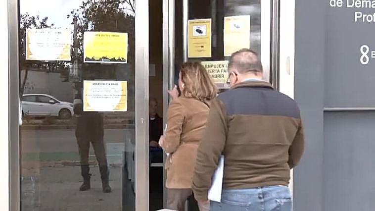 Desahucian a una familia en Sevilla de un piso de un fondo buitre