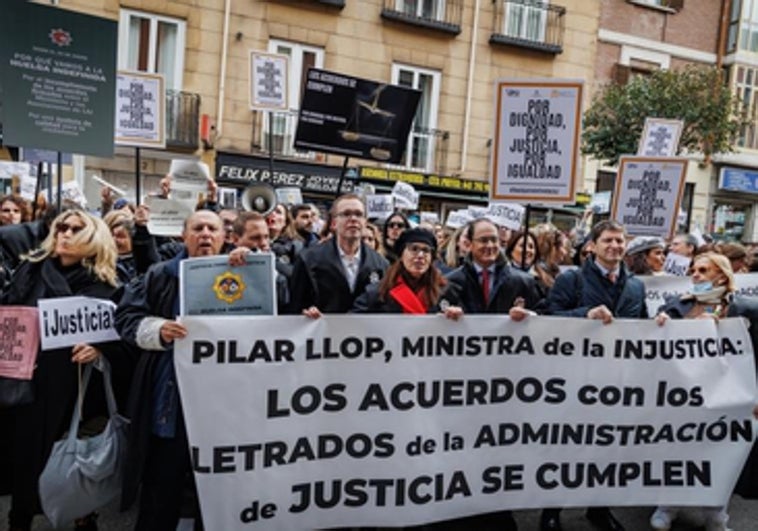 Los letrados judiciales salen a la calle tras siete semanas de huelga y sin noticias de Llop