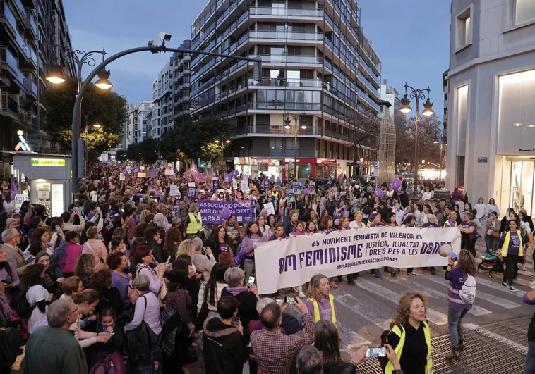 Valencia sale a la calle y se tiñe de morado por el 8M en dos manifestaciones separadas