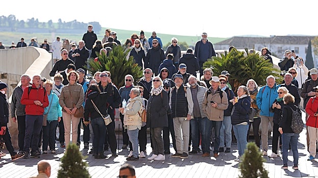 Turistas en la entrada al Puente Romano el pasado 28-F