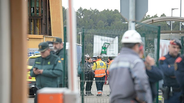 Agentes de la Guardia Civil y los Mossos d'Esquadra, operarios de la mina y equipos de emergencias, a las puertas de la mina, esta mañana