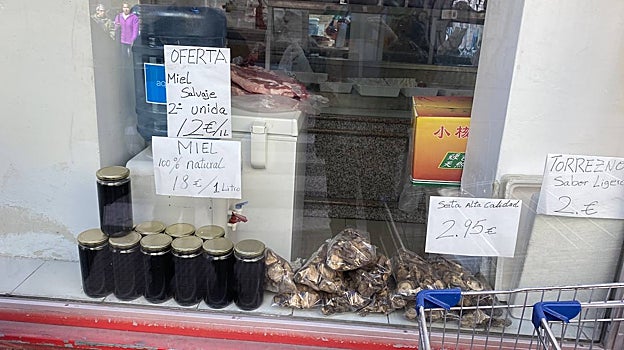 La miel sospechosa, expuesta en el escaparate de la carnicería de Usera