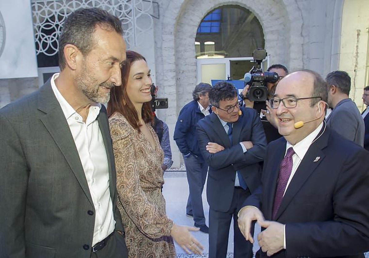 El ministro de Cultura y Deporte, Miquel Iceta, junto al alcalde de Elche, Carlos González, este jueves en Alicante.