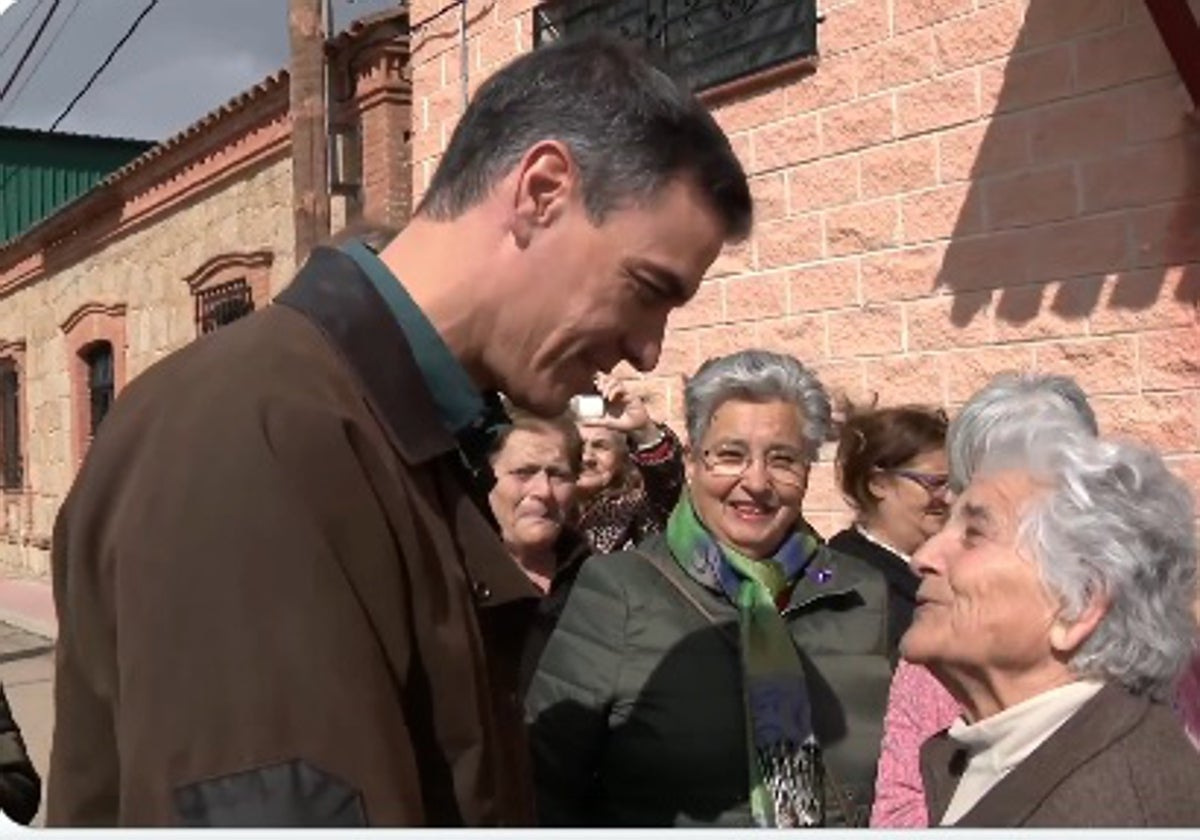 Pedro Sánchez durante un recorrido por Azután