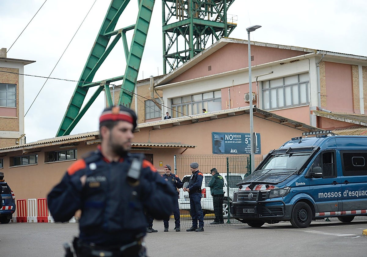 Los Mossos d'Esquadra, a las puertas de entrada de la mina en Súria, hoy