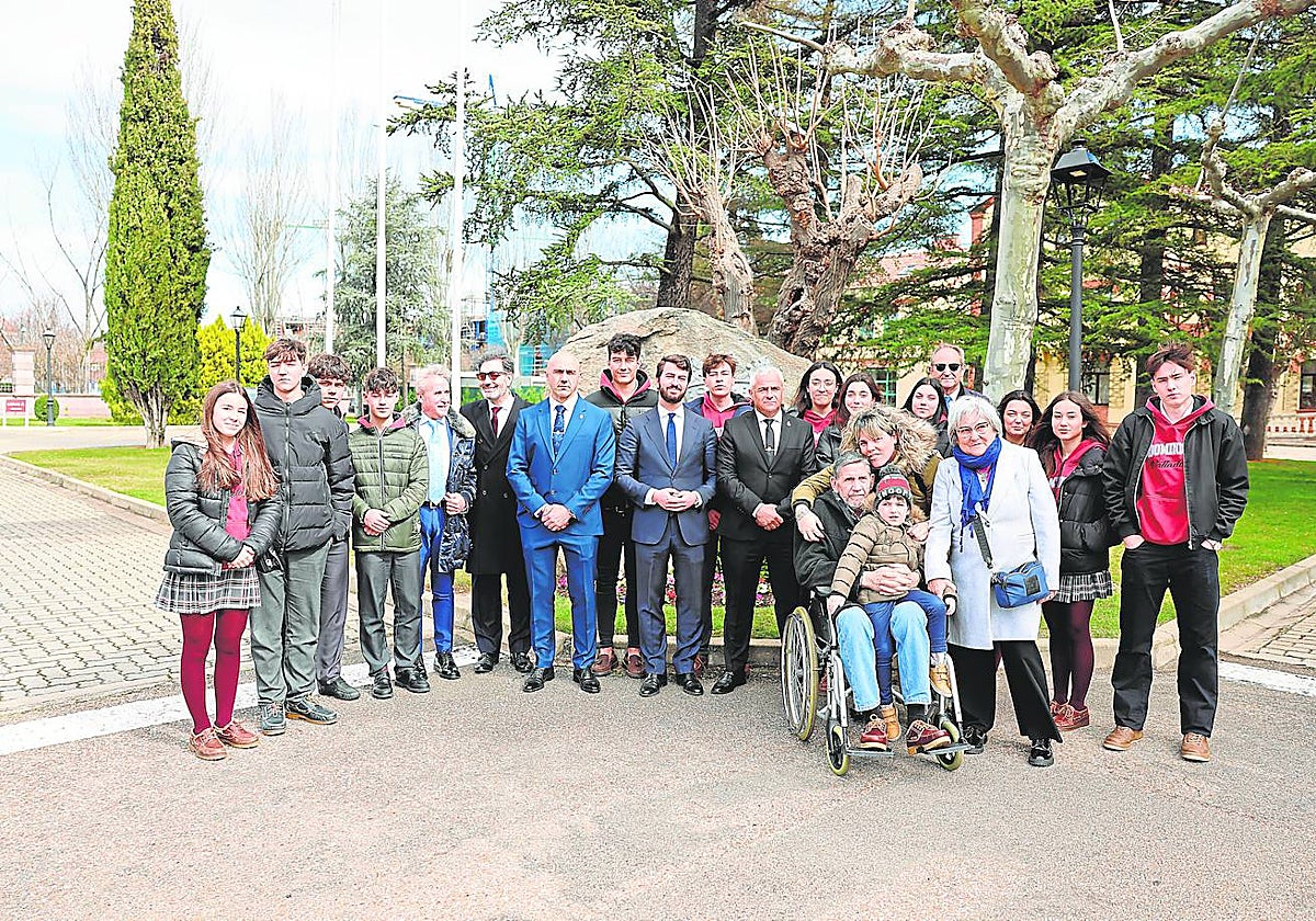 Foto de familia del acto institucional en conmemoración del Día Europeo de las Víctimas del Terrorismo