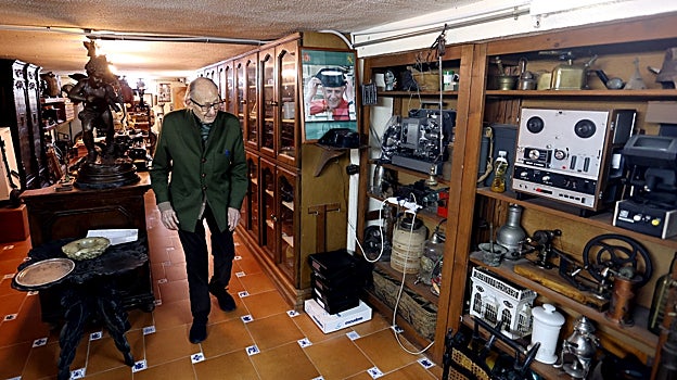 El enógolo, en su museo de piezas arqueológicas