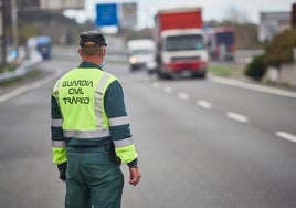 Lucena | Detenidos tras atracar un camión con nunchakus y un gran cuchillo en plena carretera