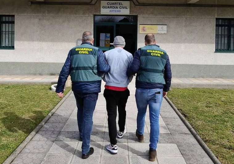 Agentes de la Guardia Civil trasladaron al detenido al cuartel de Arteixo (La Coruña) el pasado miércoles