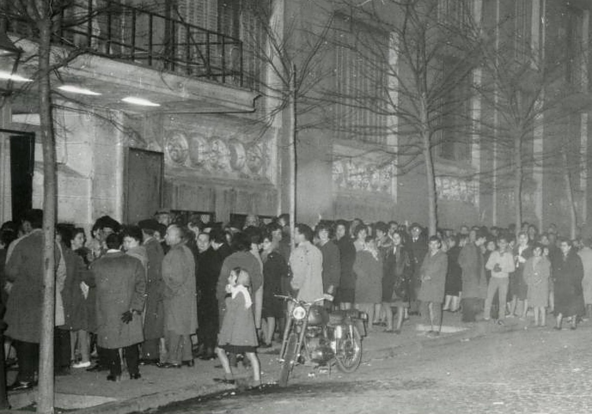 Colas de ciudadanos en Madrid el 11 de diciembre de 1961 para contribuir a la 'Operación Clavel'
