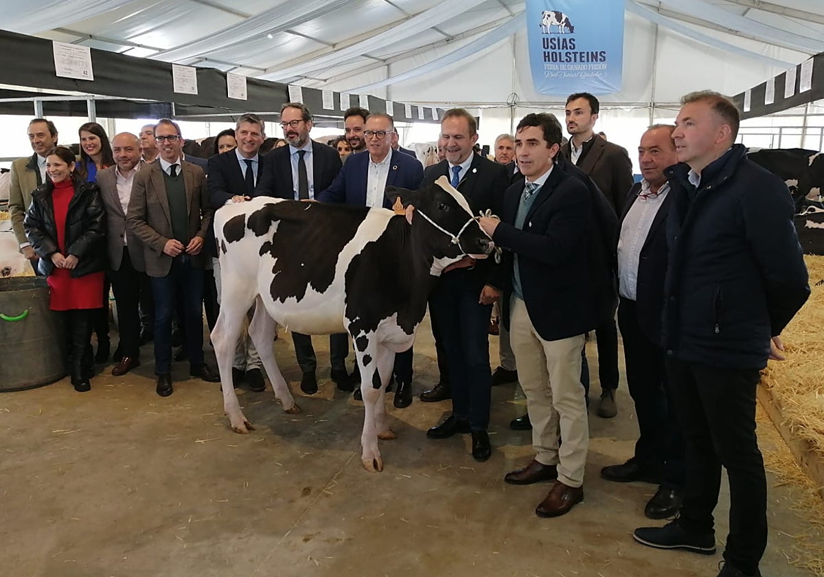 Autoridades y ganaderos en la inauguración en Dos Torres este viernes de la feria