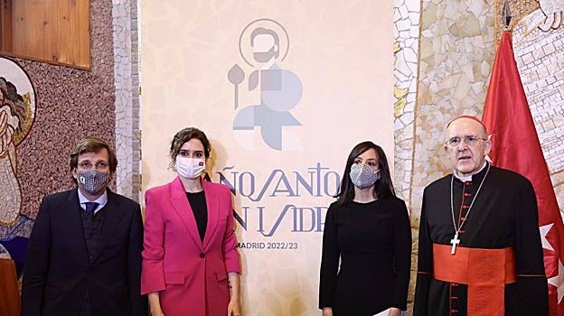 Firma del protocolo de actuación del Año Santo jubilar de San Isidro. De izq. a dcha., el alcalde Martínez-Almeida, la presidenta regional Isabel Díaz Ayuso, la delegada del Gobierno Mercedes González, y el arzobispo de Madrid Carlos Osoro