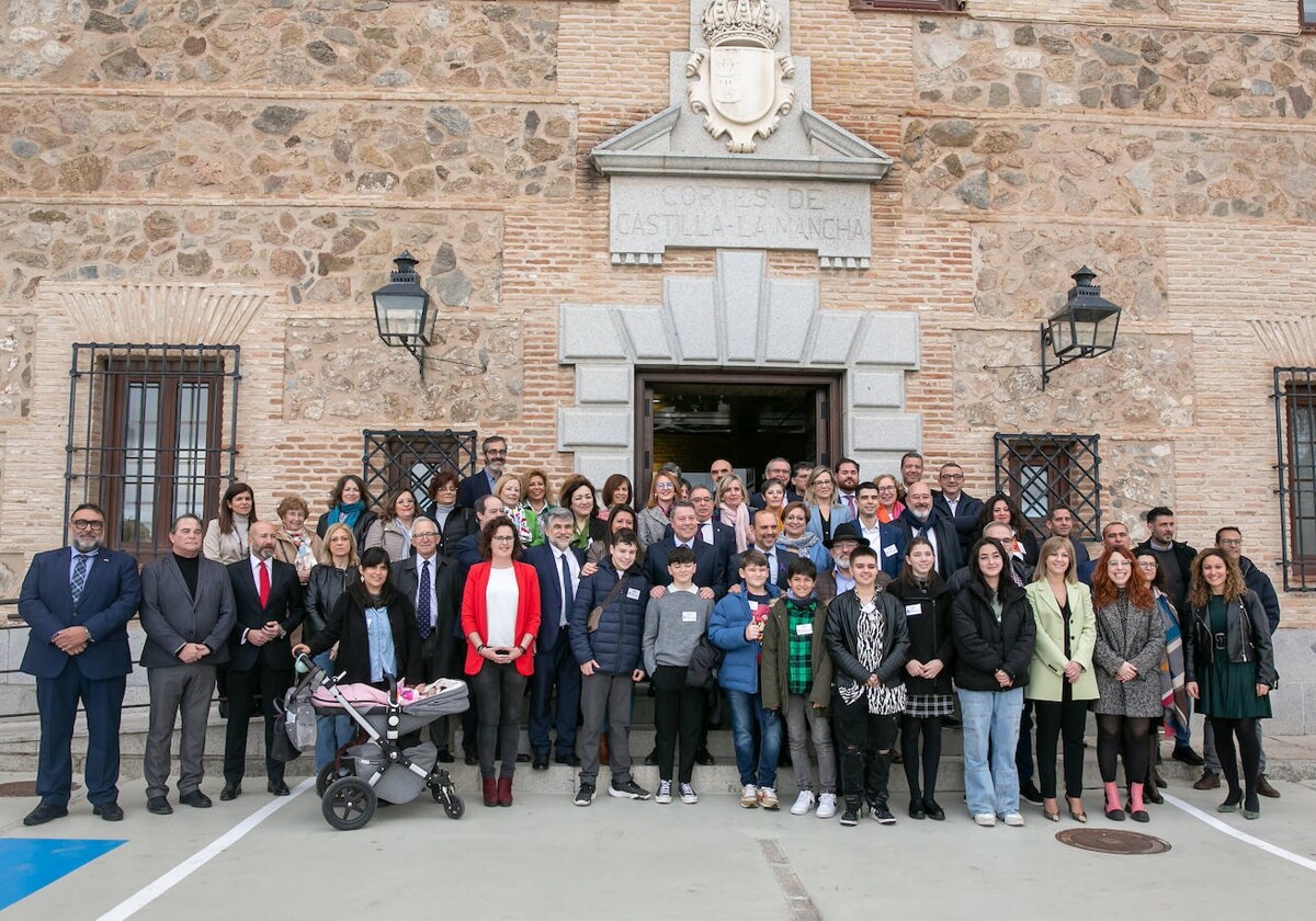 Los diputados de Castilla-La Mancha posan con niños y adolescentes a las puertas de las Cortes