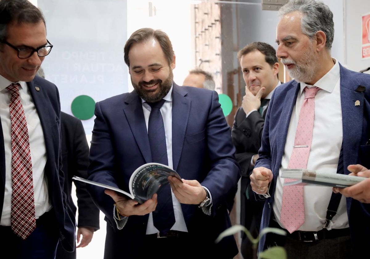 Núñez en su visita este viernes al Colegio de Ingenieros de Canales, Caminos y Puertos de Toledo